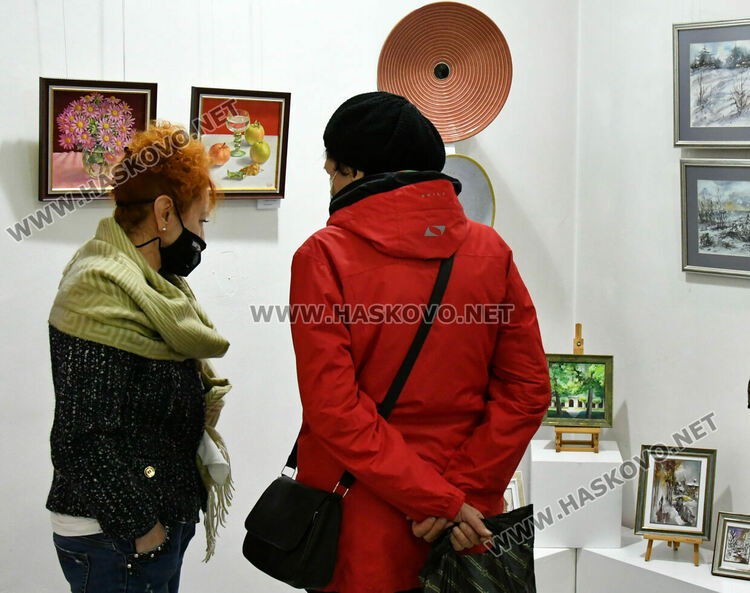 14 художници от Хасковското дружество подредиха изложба във „Форум“