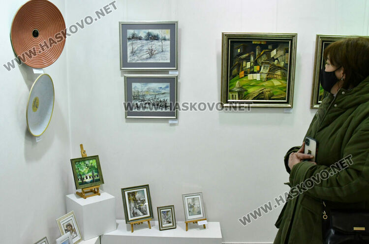 14 художници от Хасковското дружество подредиха изложба във „Форум“