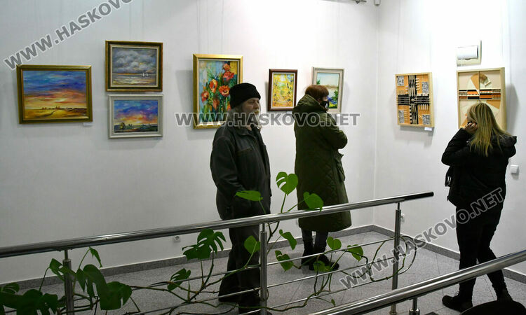 14 художници от Хасковското дружество подредиха изложба във „Форум“