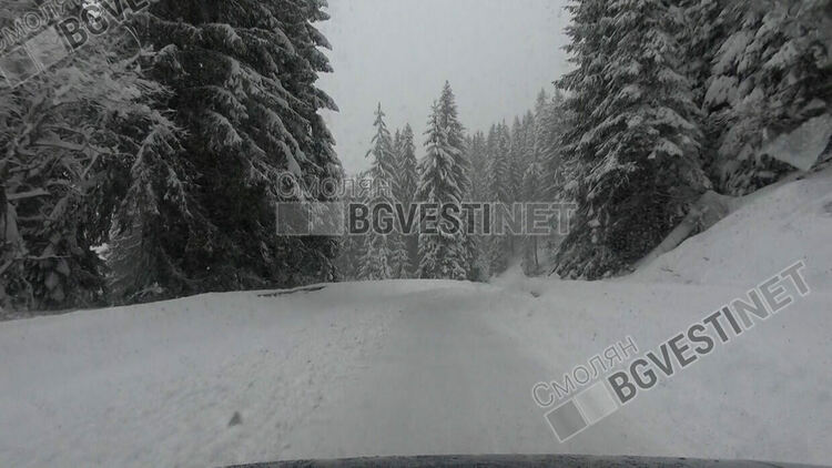 Над половин метър сняг натрупа на Пампорово, шофирайте с повишено внимание