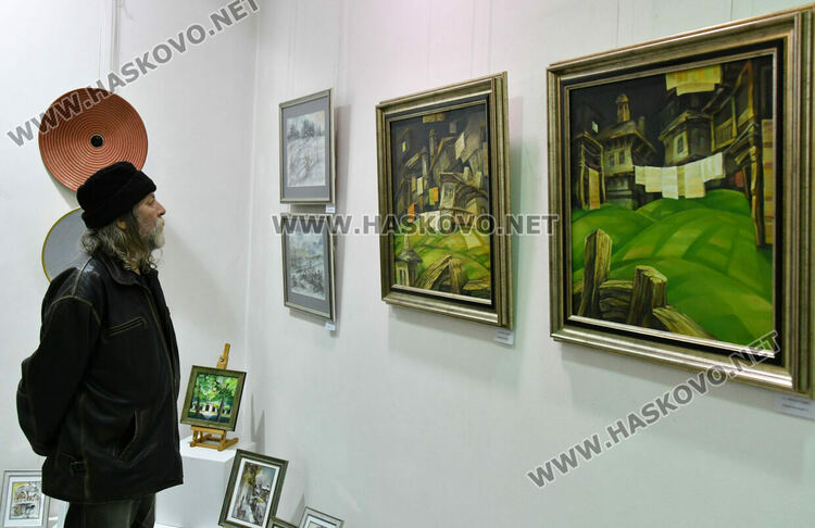 14 художници от Хасковското дружество подредиха изложба във „Форум“