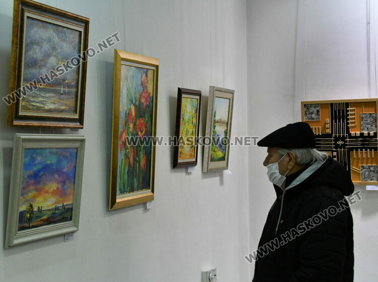 14 художници от Хасковското дружество подредиха изложба във „Форум“