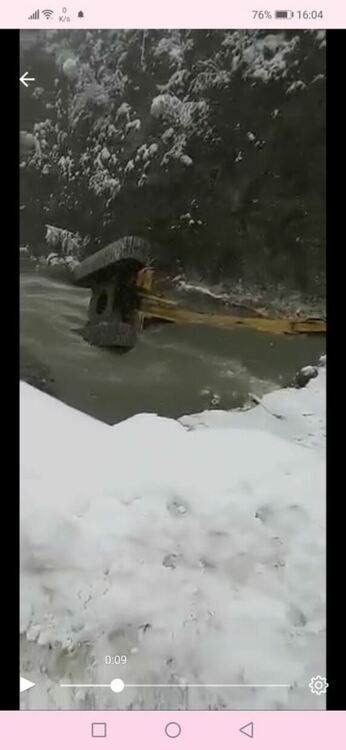 Багер пропадна в реката, докато укрепваше пътя за Триград. Щетите в Девинско са около 4,5 млн.лева