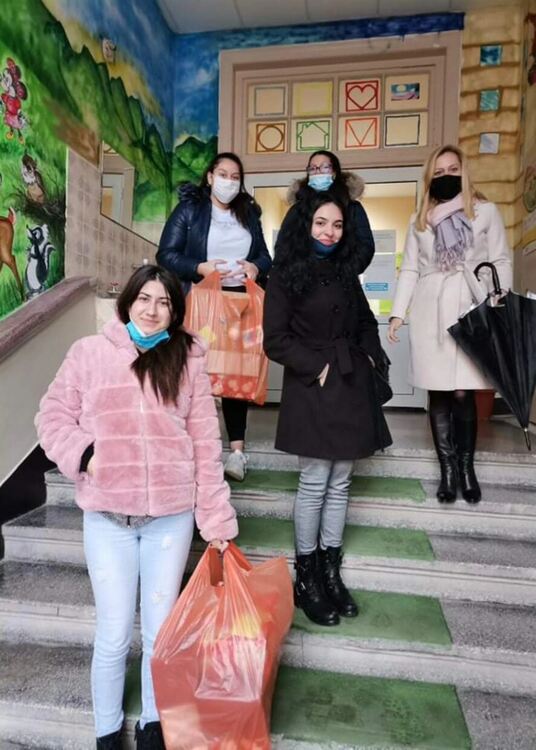 Коледната благотворителност завладя учениците от ПГСС