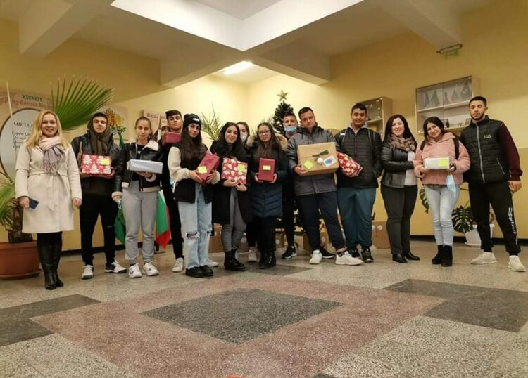 Коледната благотворителност завладя учениците от ПГСС