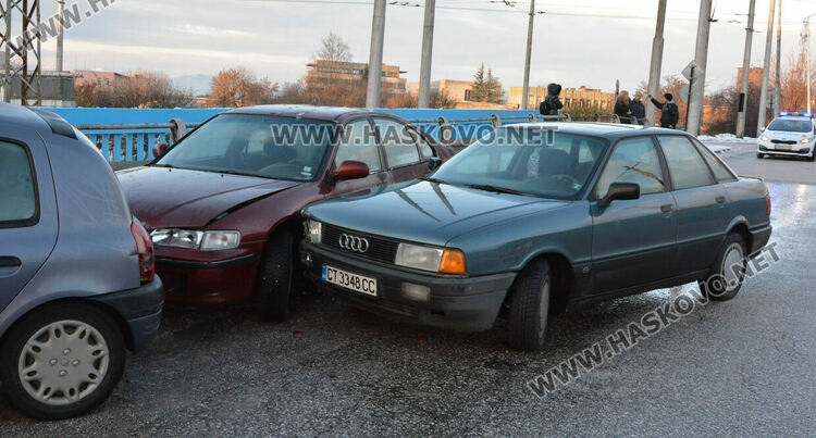 Верижна катастрофа с шест коли на заледен участък в Хасково