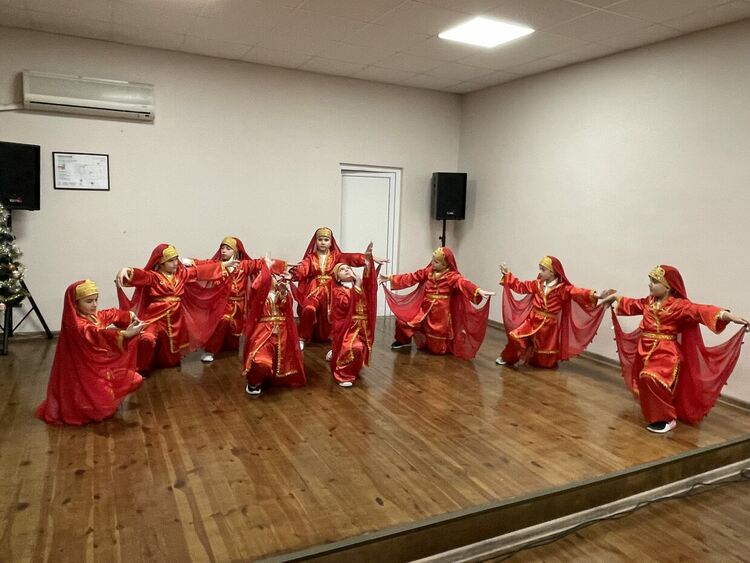 Дядо Коледа пристигна снощи в Читалище „Юмер Лютфи“ Кърджали/снимки/