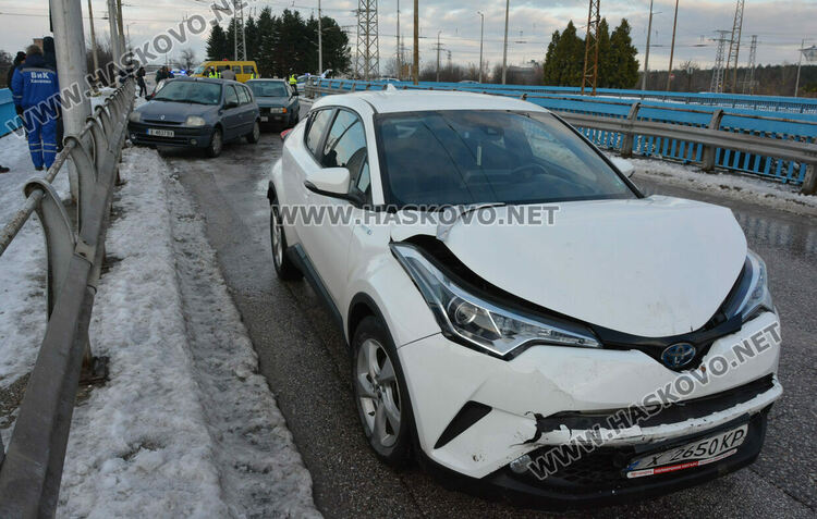 Верижна катастрофа с шест коли на заледен участък в Хасково