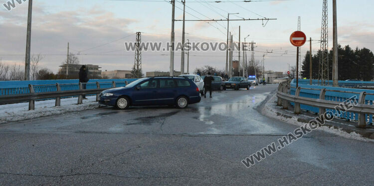 Верижна катастрофа с шест коли на заледен участък в Хасково