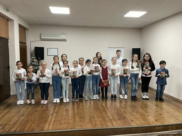 Дядо Коледа пристигна снощи в Читалище „Юмер Лютфи“ Кърджали/снимки/