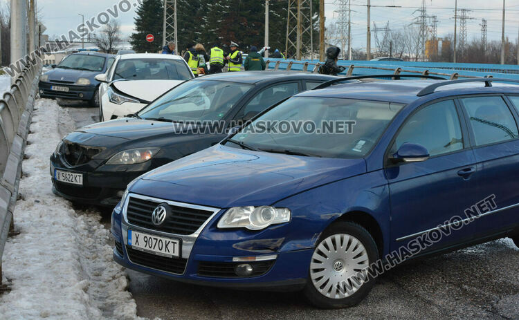 Верижна катастрофа с шест коли на заледен участък в Хасково