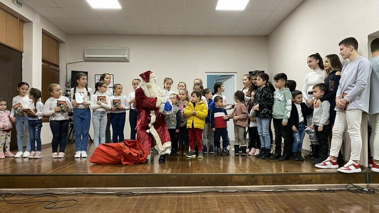 Дядо Коледа пристигна снощи в Читалище „Юмер Лютфи“ Кърджали/снимки/