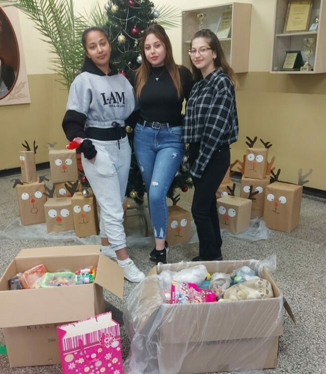 Коледната благотворителност завладя учениците от ПГСС