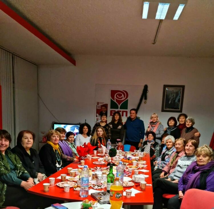 Жените социалистки с празненство за Коледа