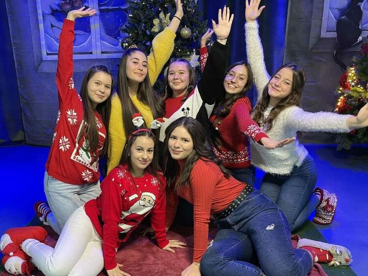 Песента „Вълшебен ден“, избрана от хоровите диригенти, вече има и клип