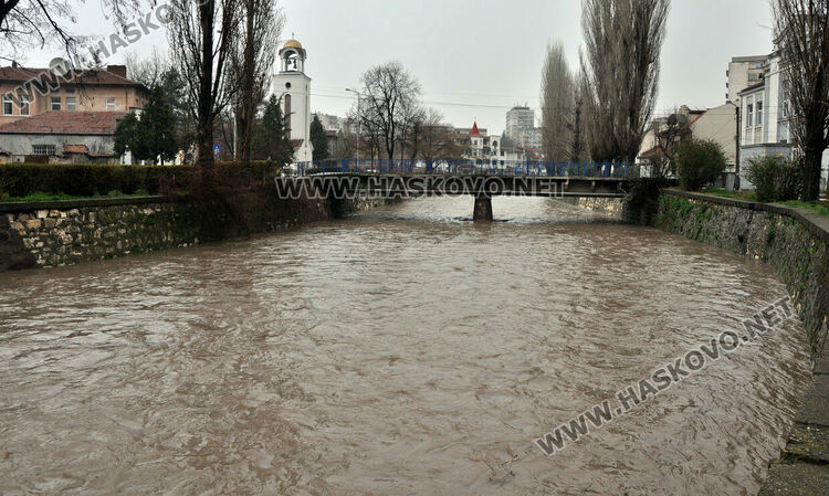Повреден водопровод от повишеното ниво на реката в Хасково оставя Въгларово без вода