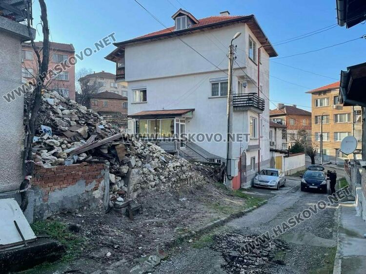 Разрушиха опасна стара къща на улица „Трапезица“ в Хасково
