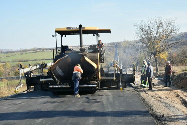 Затворен е пътят между Долнослав и Тополово, полагат нов слой асфалт