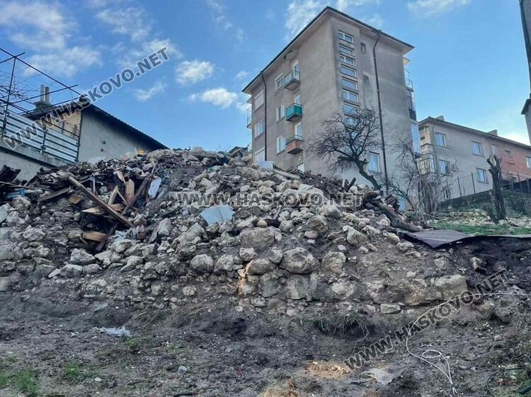 Разрушиха опасна стара къща на улица „Трапезица“ в Хасково