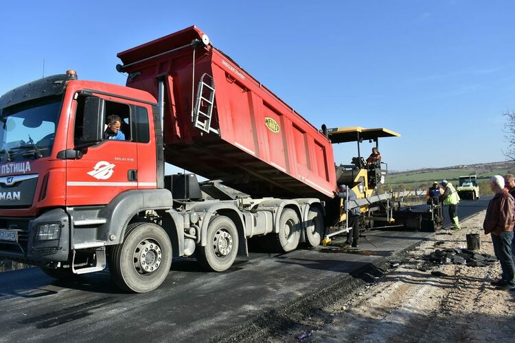 Затворен е пътят между Долнослав и Тополово, полагат нов слой асфалт