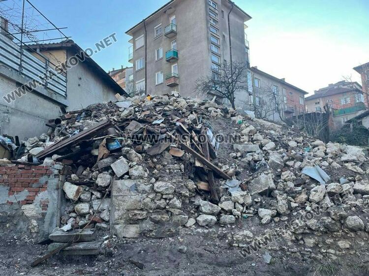Разрушиха опасна стара къща на улица „Трапезица“ в Хасково