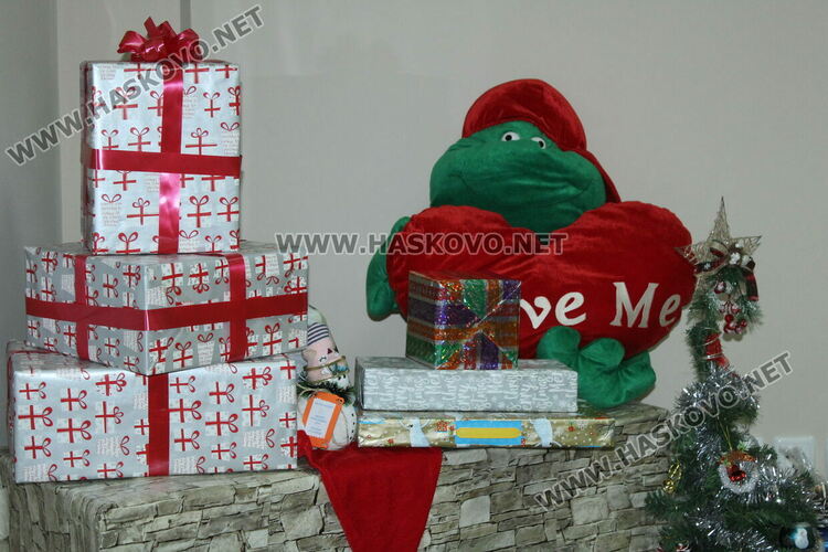 Подаръци на децата от приемните семейства по случай Коледните празници