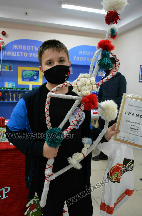 Пъстра коледна изложба на рисунки и сурвачки подредиха в училище “Шандор Петьофи“