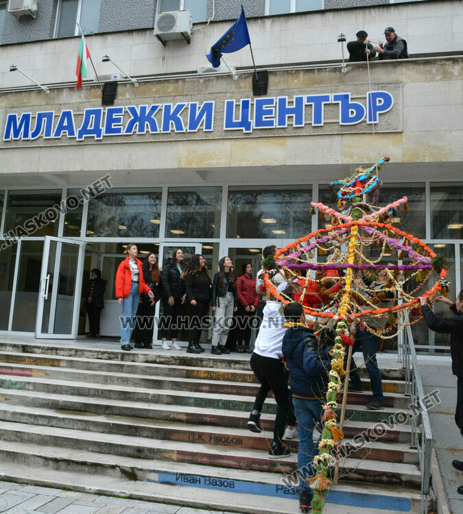 Голямата сурвачка украси Младежкия преди старта на Фестивал на коледната и Новогодишна песен