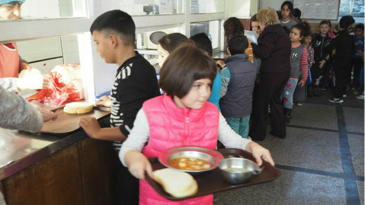 БЧК осигурява топъл обяд за 30 деца в училище в Перник
