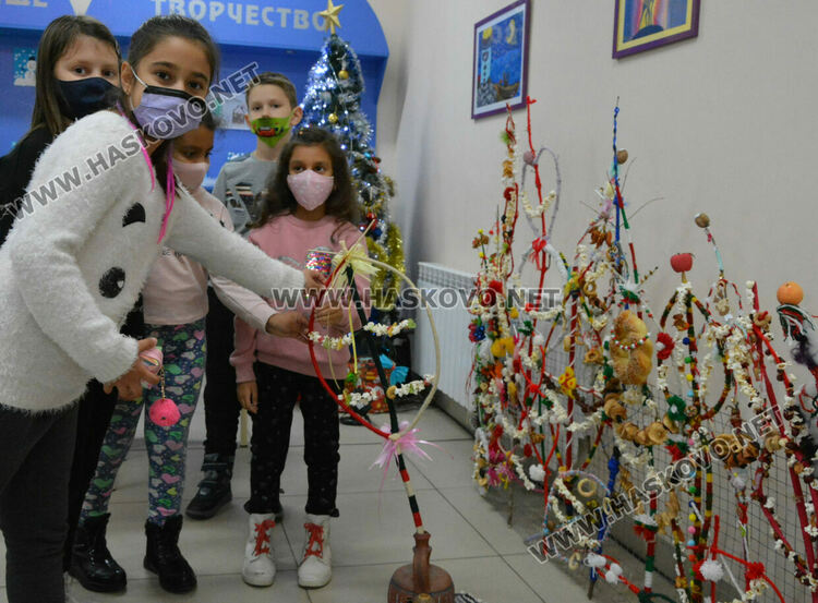 Пъстра коледна изложба на рисунки и сурвачки подредиха в училище “Шандор Петьофи“