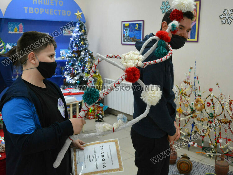 Пъстра коледна изложба на рисунки и сурвачки подредиха в училище “Шандор Петьофи“