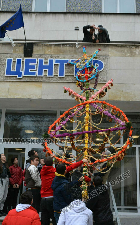 Голямата сурвачка украси Младежкия преди старта на Фестивал на коледната и Новогодишна песен