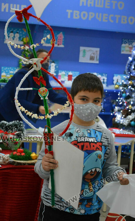 Пъстра коледна изложба на рисунки и сурвачки подредиха в училище “Шандор Петьофи“