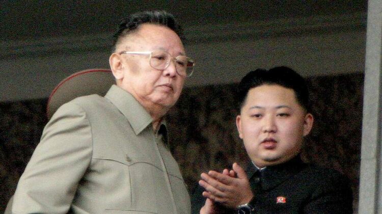 Ким Чен Ир и със сина си Ким Чен Ун