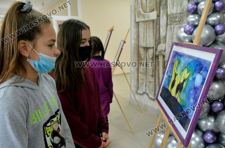 Пъстра коледна изложба на рисунки и сурвачки подредиха в училище “Шандор Петьофи“