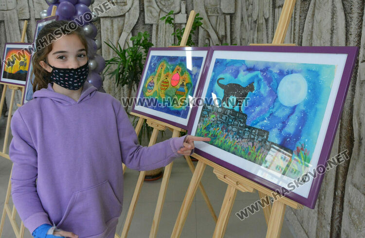 Пъстра коледна изложба на рисунки и сурвачки подредиха в училище “Шандор Петьофи“