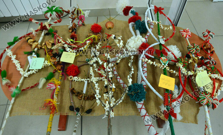 Пъстра коледна изложба на рисунки и сурвачки подредиха в училище “Шандор Петьофи“