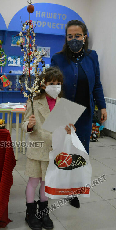 Пъстра коледна изложба на рисунки и сурвачки подредиха в училище “Шандор Петьофи“