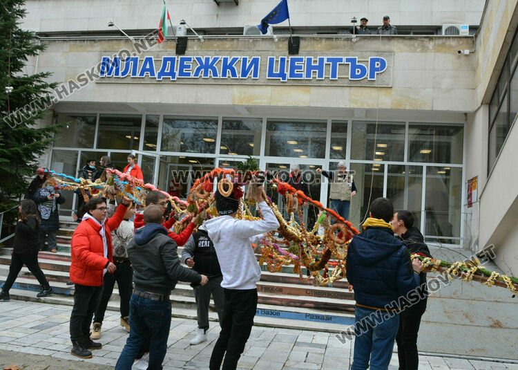 Голямата сурвачка украси Младежкия преди старта на Фестивал на коледната и Новогодишна песен