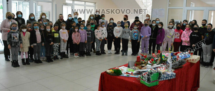 Пъстра коледна изложба на рисунки и сурвачки подредиха в училище “Шандор Петьофи“