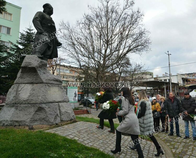 Издигнаха 8-метров трибагреник до паметника на Капитан Петко войвода