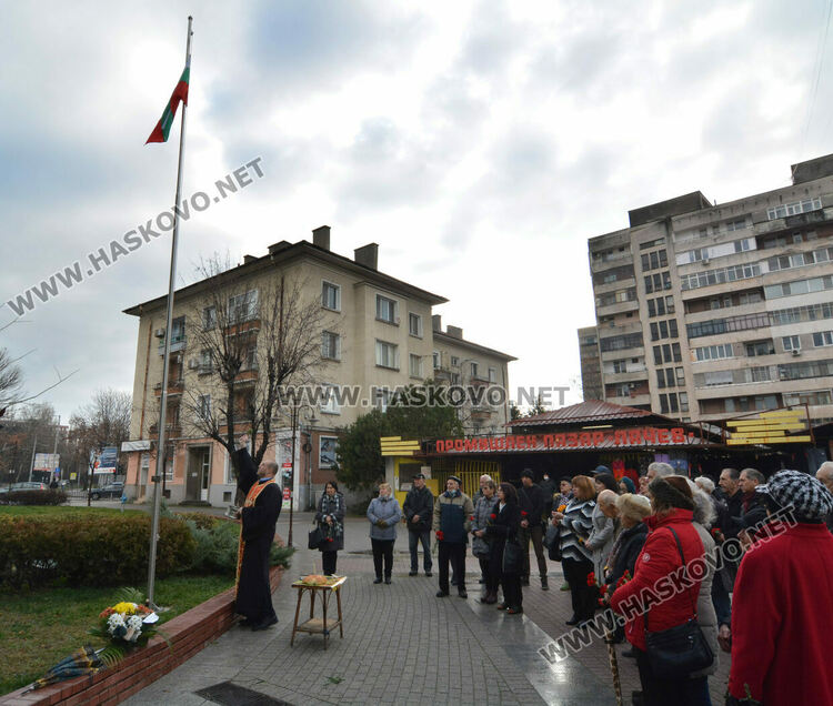Издигнаха 8-метров трибагреник до паметника на Капитан Петко войвода