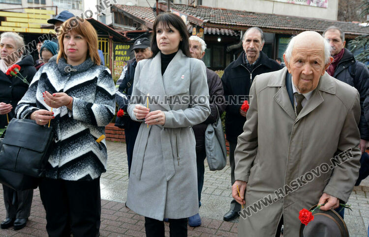 Издигнаха 8-метров трибагреник до паметника на Капитан Петко войвода