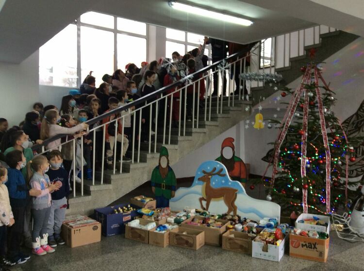 Учениците от СУ"Владимир Димитров Майстора" и писателя Хаки Кан поставиха началото на благотворителната акция "Коледни ангели"