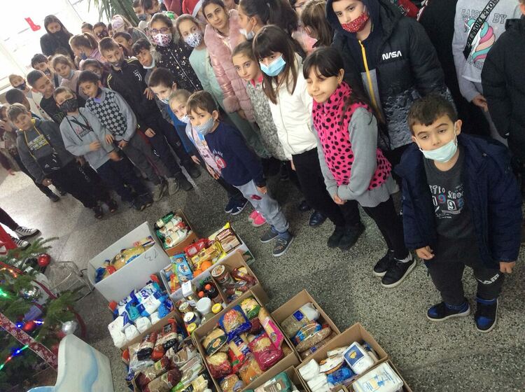 Учениците от СУ"Владимир Димитров Майстора" и писателя Хаки Кан поставиха началото на благотворителната акция "Коледни ангели"
