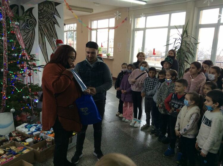 Учениците от СУ"Владимир Димитров Майстора" и писателя Хаки Кан поставиха началото на благотворителната акция "Коледни ангели"