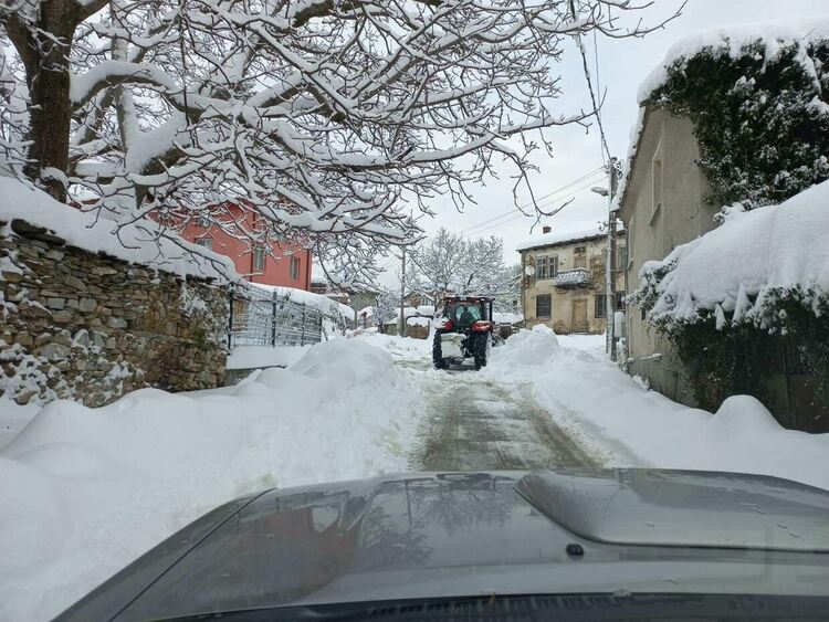 Близо метър сняг по високите места в Асеновградско, лек автомобил закъса през нощта
