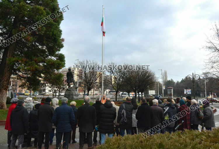 Издигнаха 8-метров трибагреник до паметника на Капитан Петко войвода