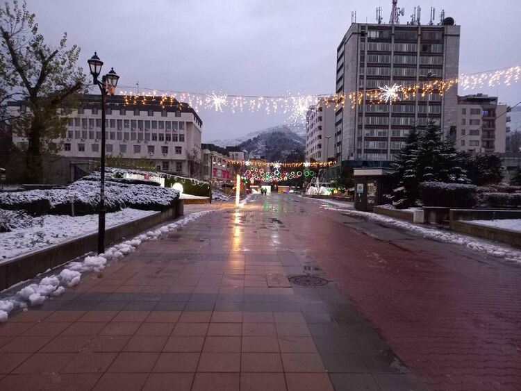 Близо метър сняг по високите места в Асеновградско, лек автомобил закъса през нощта