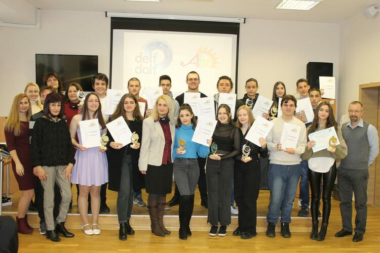 „21 звезди говорят на английски и френски език“